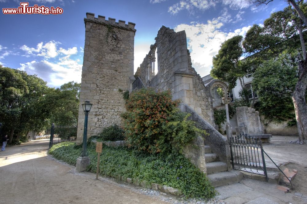 Immagine Rovine nella cittadina di Evora, Portogallo. Circondata dalla regione dell'Alentejo, Evora ha un immenso patrimonio artistico e architettonico da offrire ai suoi visitatori. Da questo punto di vista è seconda solo a Lisbona.