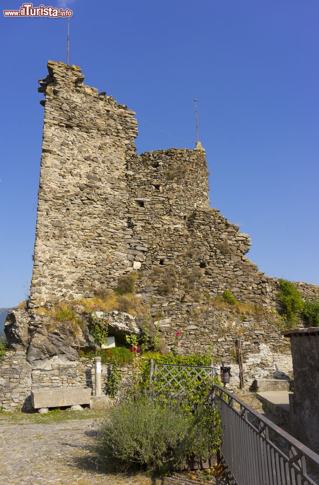 Immagine Rovine nell'antico borgo medievale di Triora, Liguria. Secondo alcuni storici, questa località avrebbe avuto origine in epoca romana dalla tribù dei Liguri Montani che si sottomisero all'impero romano dopo lunghe lotte nel territorio.