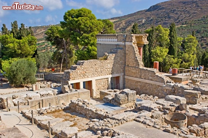 Immagine Resti del palazzo di Cnosso a Heraklion, Creta - Panoramica sulle rovine di Cnosso, il più importante sito archeologico dell'età del bronzo di Creta. Sorge nella parte centrale dell'isola, a 5 km da Heraklion, sul fiume Katsaba. Il palazzo è legato ad antichi miti della Grecia classica, come Minosse e il labirinto di Dedalo, Teseo e il Minotauro © eFesenko / Shutterstock.com