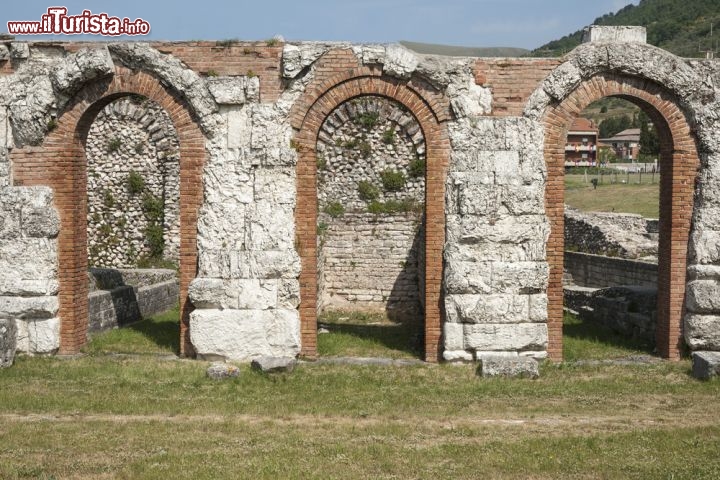 Immagine Rovine romane a Gubbio, particolare di alcuni archi in pietra presso il teatro. Il Teatro Romano, che si trova nella parte bassa della città, a sud-ovest del centro. Viene ancora utilizzato per gli spettacoli all’aria aperta, anche grazie alle sua grandi dimensioni. Più a sud si trova un'altra rovina romana costituita dai resti di un mausoleo. - © Brian S / Shutterstock.com