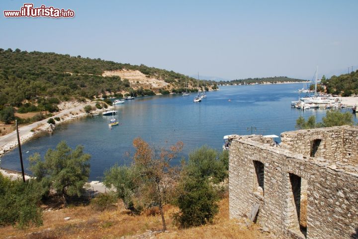 Immagine Rovine sulla Atherinos Bay a Meganissi, Grecia - I resti di un vecchio edificio in pietra affacciato sulle acque che circondano Meganissi, isola dell'arcipelago di Lefkada © David Fowler / Shutterstock.com