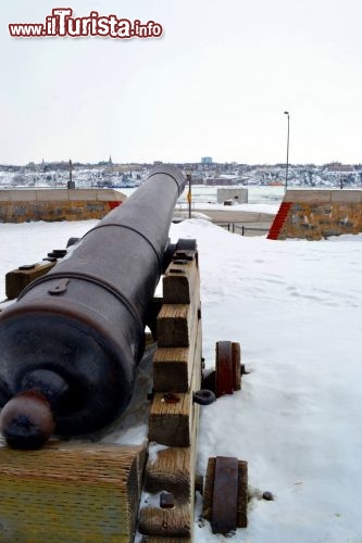 Immagine Royal battery, Quebec City: la capitale del Quebec, dopo una prima fase di dominazione francese, passò sotto il controllo degli inglesi, i quali posero a difesa della città diverse batterie di cannoni, alcune delle quali sono oggi parte integrate dell'immagine della città.