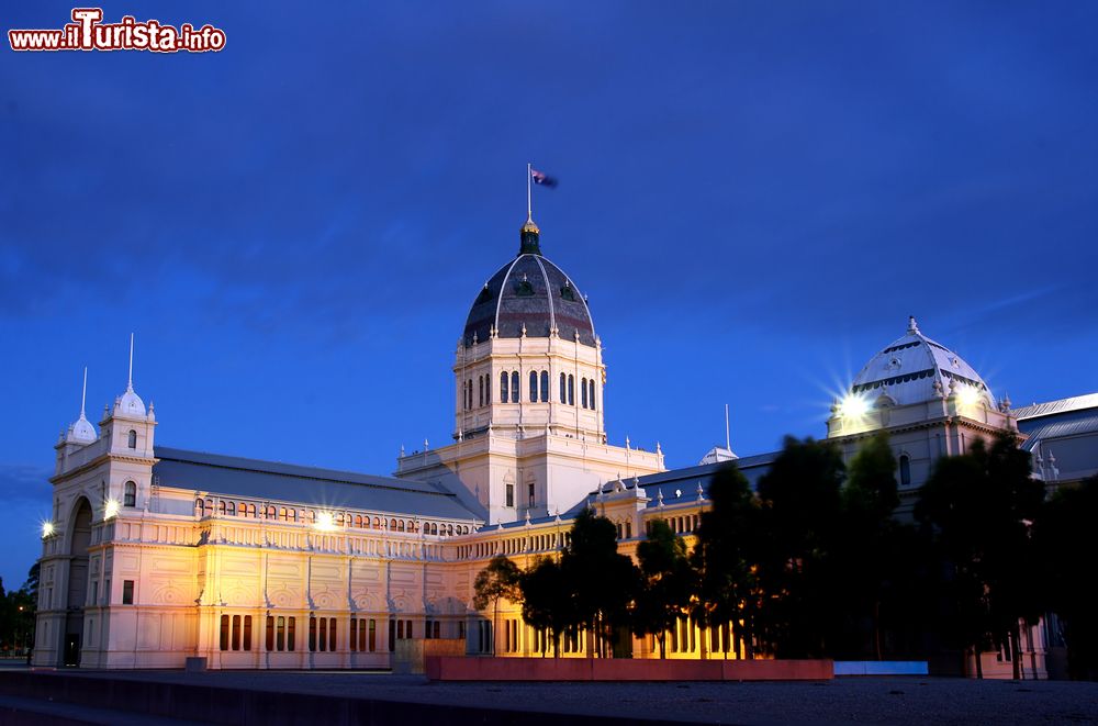 Immagine Il Royal Exhibition Building ai Carlton Gardens di Melbourne fotografato di notte (Australia).