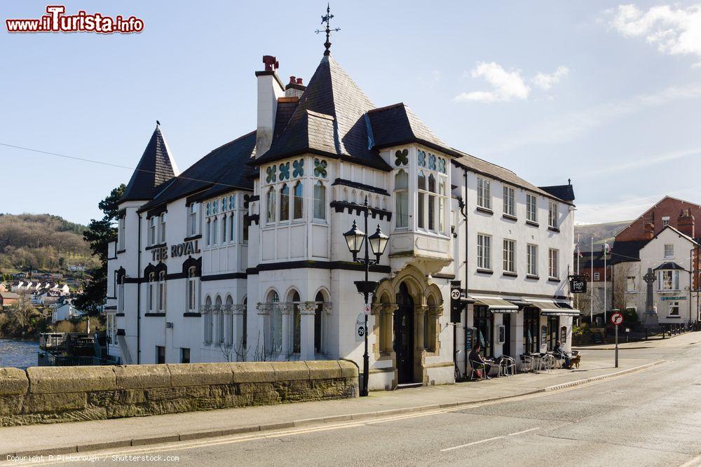 Immagine The Royal Hotel (Castle Street, Llangollen) si affaccia sul fiume Dee. Fu costruito nel 1752 e tra i suoi ospiti più importanti si ricorda la Regina Victoria - foto © D Pimborough / Shutterstock.com