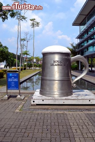 Immagine Royal Selangor: in questa fabbrica dove si producono oggetti di peltro è stato realizzato il più grande boccale di birra di peltro del mondo, alto 1,987 metri per 1557 kg, capace di contenere 2796 litri.