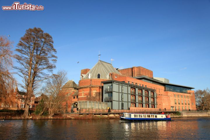 Immagine La sede della Royal Shakespeare Company e relativo teatro a Stratford-upon- Avon in Inghilterra - © Sam DCruz / Shutterstock.com