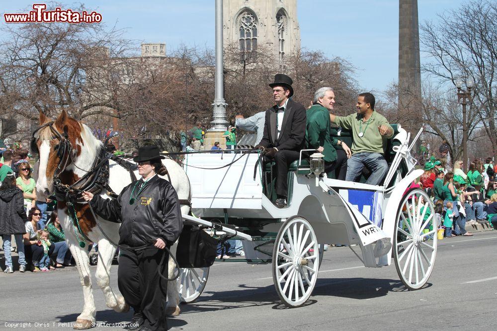 Immagine RTV 6 abc channel Anchormen saluta il pubblico durante l'annuale sfilata di San Patrick a Indianapolis, Indiana - © Chris T Pehlivan / Shutterstock.com