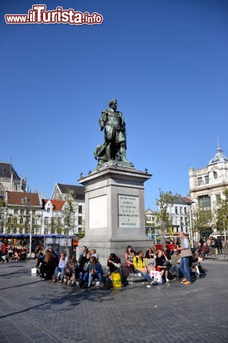 Immagine Rubens, Groenplaats: la statua del grande pittore sulla centralissima Groenplaats è il luogo di ritrovo per molti giovani durante le belle giornate di sole.