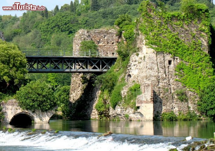 Immagine Antico castello a Borghetto sul Mincio, Verona - E' un paesaggio senza tempo che riporta al 1400 quello offerto da questo grazioso villaggio che lega la sua storia anche a battaglie napoleoniche e risorgimentali. Passeggiando a Borghetto si possono ammirare splendidi tramonti sul Mincio e antichi ruderi di fortezze e castelli © cristalvi / Shutterstock.com