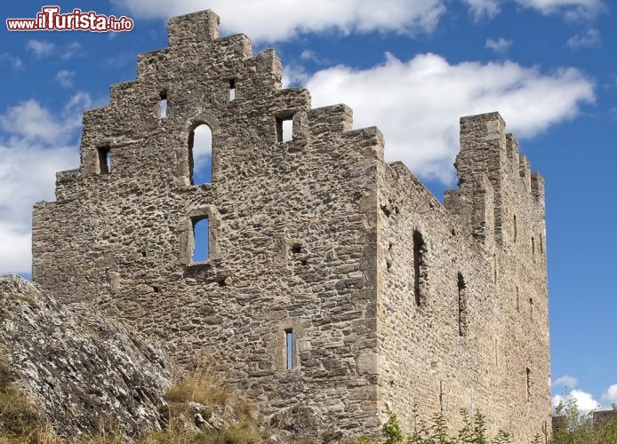 Immagine I resti del castello di Tourbillon, antica fortezza distrutta da un incendio nel 1788, dominano dall'alto la cittadina di Sion e la Valle del Rodano. A volerne la costruzione, fra il XIII° e il XIV° secolo, fu il vescovo Bonifacio de Challant: Tourbillon ancora oggi, a distanza di secoli, conserva una silhoutte che ricorda i fasti del potere episcopale. Per raggiungere le rovine del castello è necessario salire delle ripide scale che si snodano attorno alla collina - © irisphoto1 / Shutterstock.com
