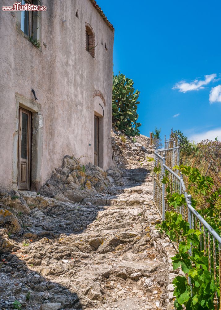 Immagine Ruderi di una vecchia scalinata in pietra nel centro di Forza d'Agrò, Sicilia.