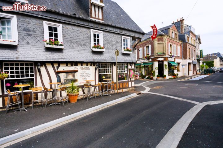 Immagine Rue Alphonse Karr a Etretat, Francia. Una tipica stradina della città della Normandia celebre per le sue scogliere e gli archi naturali affacciati sull'oceano Atlantico - © vvoe / Shutterstock.com
