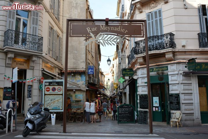 Immagine Uno scorcio di Rue de Meynadier nella città vecchia di Cannes, Costa Azzurra. Francia. E' la strada popolare e storica di Cannes, dedicata allo shopping. A pochi metri dal mercato Forville, da Allée de la Liberté e dal Vecchio Porto, attrae ogni giorno turisti e curiosi.