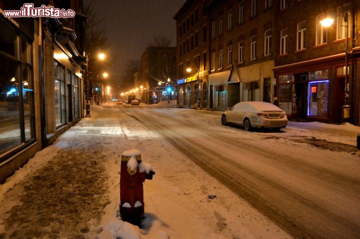 Immagine Rue Saint Joseph, Ville de Quebec: nonostante la foto suggerisca un'insolita quiete, la Rue Saint Joseph Est è affollata di bar, pub e ristoranti molto frequentati dai giovani. In inverno, date le basse temperature, la gente preferisce stare all'interno dei locali.