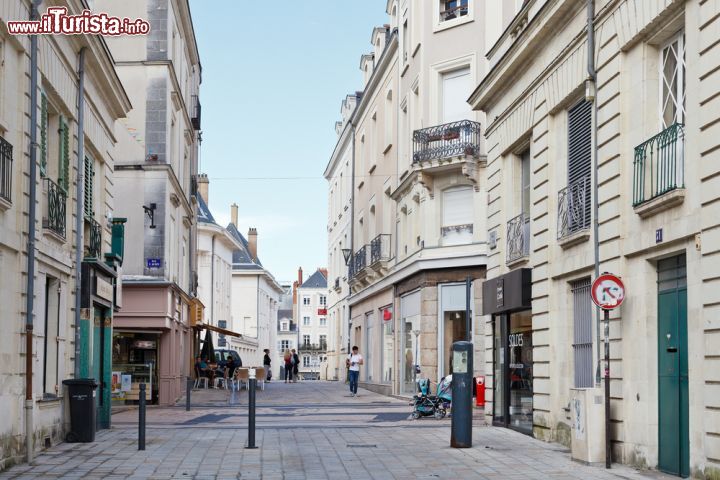 Immagine Rue Saint Martin ad Angers, Francia, in estate con alcuni passanti - © 210317143 / Shutterstock.com
