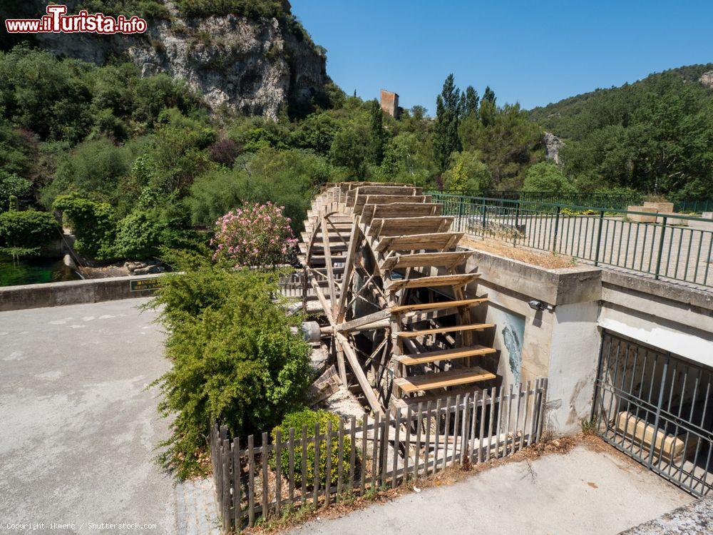 Immagine Una ruota idraulica in legno per alimentare una vecchia cartiera a Fontaine-de-Vancluse, Provenza (Francia) - © ikmerc / Shutterstock.com