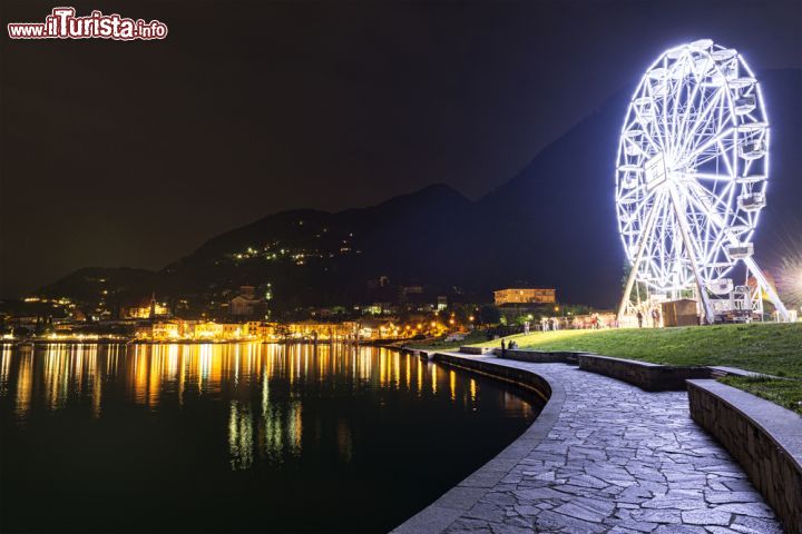 Immagine Ruota panoramica a Laveno Mombello, Lombardia. Il panorama che si può ammirare di notte da questa attrazione illuminata è uni dei più suggestivi fra quelli offerti dal Lago Maggiore - © Massimo De Candido / Shutterstock.com