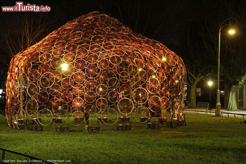 Immagine Una struttura realizzata con ruote di bicicletta ad Amsterdam (Olanda) in occasione del Festival delle Luci - foto © Ruslans Golenkovs / Shutterstock.com