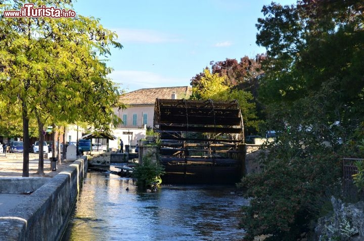 Immagine Ruote sul fiume Sourge nella località di Isle sur la Sourge, non distante da Carpentras, Francia.