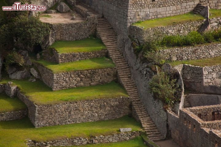 Immagine Machu Picchu, una delle nuove sette meraviglie del mondo, Perù  - Conosciuta nel mondo intero per le sue imponenti rovine di epoca precolombiana e per la suggestiva vista che si ha sulla sottostante valle dell'Urubamba a circa 400 metri più in basso, Machu Picchu dal Luglio 2007 è una delle sette meraviglie del mondo moderno, cioè una delle grandi opere architettoniche che richiamano idelamente le sette del mondo antico stilate nel III° secolo a.C. - © Christian Vinces / Shutterstock.com