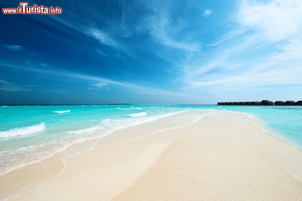 Immagine Una lingua di sabbia su un'isola dell'atollo di Ari Sud (detto Alifu Dhaalu in lingua locale) - foto © Shutterstock.com