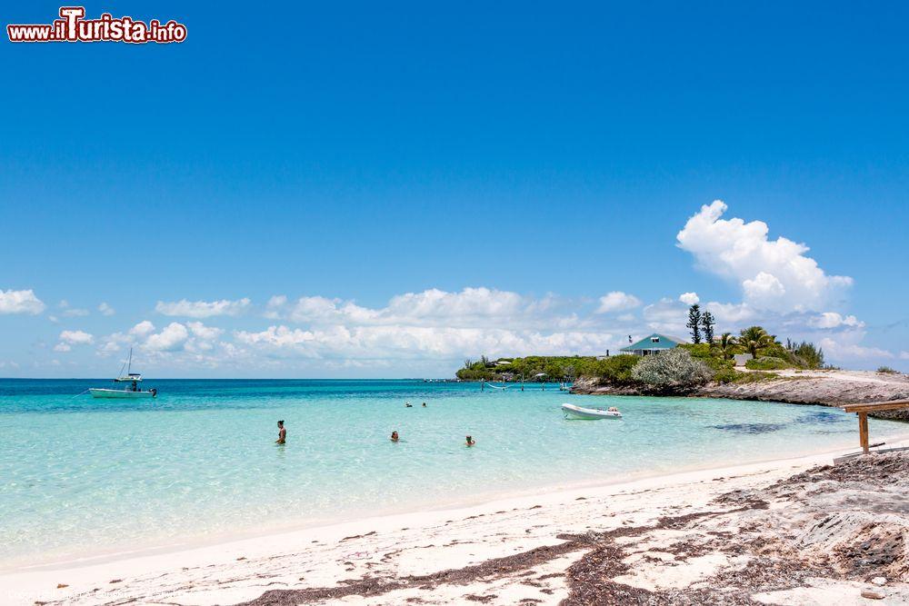 Immagine Sabbia bianca, rocce e acqua cristallina a Man O'War Cay, isole Abaco, Bahamas. Poco conosciute in Italia, queste isole delle Bahamas sono un vero paradiso esotico - © Marco Borghini / Shutterstock.com