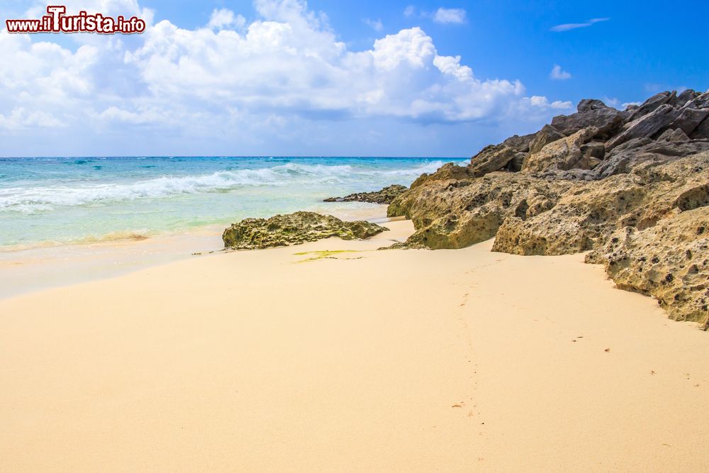 Immagine Sabbia bianca e rocce su una spiaggia di Playacar nei pressi di Playa del Carmen (Messico).