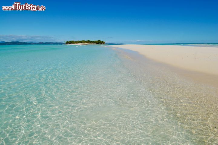 Immagine La lunga striscia di sabbia bianca che unisce le due isole di Nosy Iranja, chiamate Nosy Iranja Be e Nosy Iranja Kely. Siamo in Madagascar, nel nord-ovest del paese - foto © Paolo Bona / Shutterstock