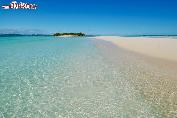 Immagine La lunga striscia di sabbia bianca che unisce le due isole di Nosy Iranja, chiamate Nosy Iranja Be e Nosy Iranja Kely. Siamo in Madagascar, nel nord-ovest del paese - foto © Paolo Bona / Shutterstock