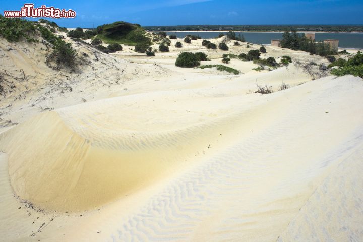 Immagine Sabbia e dune sull'isola di Lamu, Kenya - © Hamady / Shutterstock.com