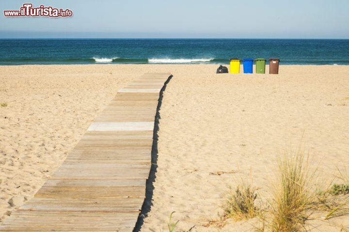 Immagine Sabbia e mare a Zahara de los Atunes, Spagna. Le acque cristalline e limpide del mare lambiscono il litorale di Zahara de los Atunes, nella Costa de la Luz a cui l'Unione Europea ha attribuito la bandiera azzurra - © Jose Diez Bey / Shutterstock.com