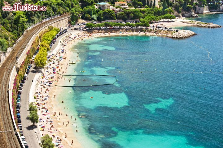 Immagine Sabbia e mare trasparente a Villefranche-sur-Mer, località di villeggiatura della Costa Azzurra, Francia - foto © LiliGraphie / Shutterstock.com