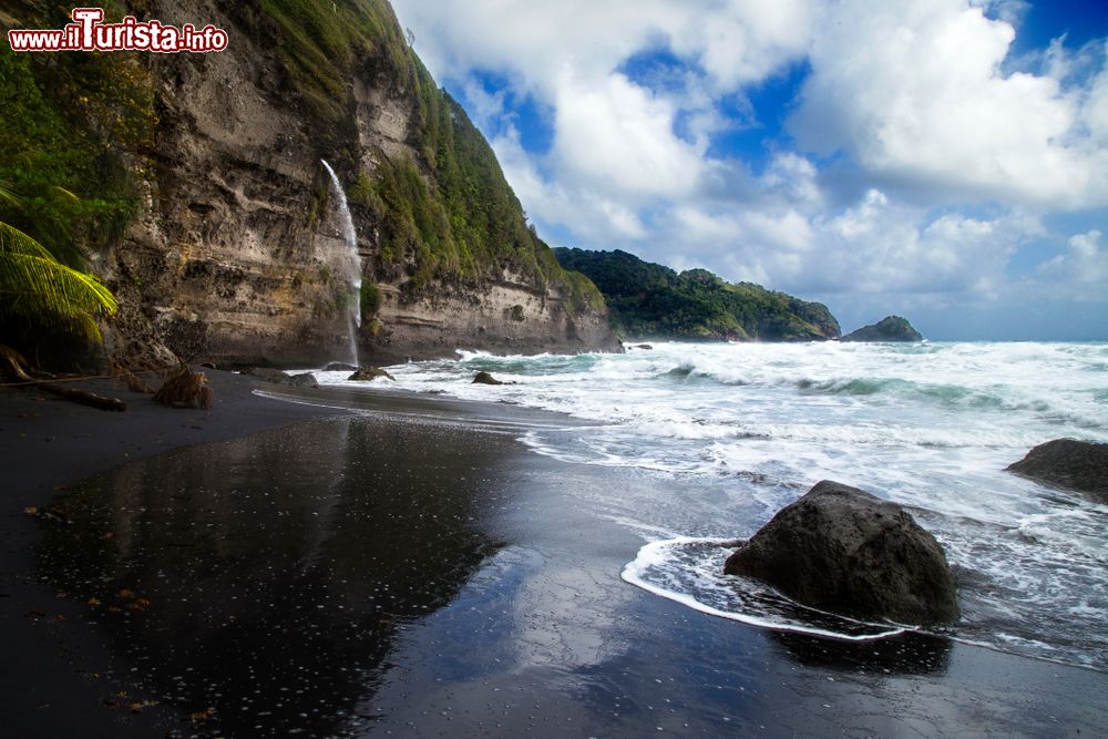 Immagine Sabbia nera su una spiaggia nell'isola di Dominica, Caraibi. Sullo sfondo, la cascata di Wavine Cyrique.