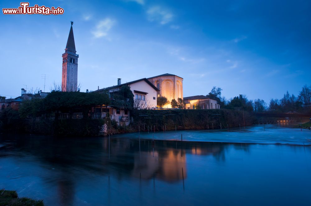 Immagine Sacile, Friuli: la Cattedrale di San Nicolò si riflette sul fiume Livenza