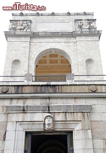 Immagine Sacrario militare di Asiago, Veneto. Noto anche sacrario del Leiten, è uno dei principali ossari militari della Prima Guerra Mondiale. Sorge a 1058 metri sul livello del mare. Venne progettato dall'architetto Orfeo Rossato di Venezia e ultimato nel 1936 - © 238917514 / Shutterstock.com