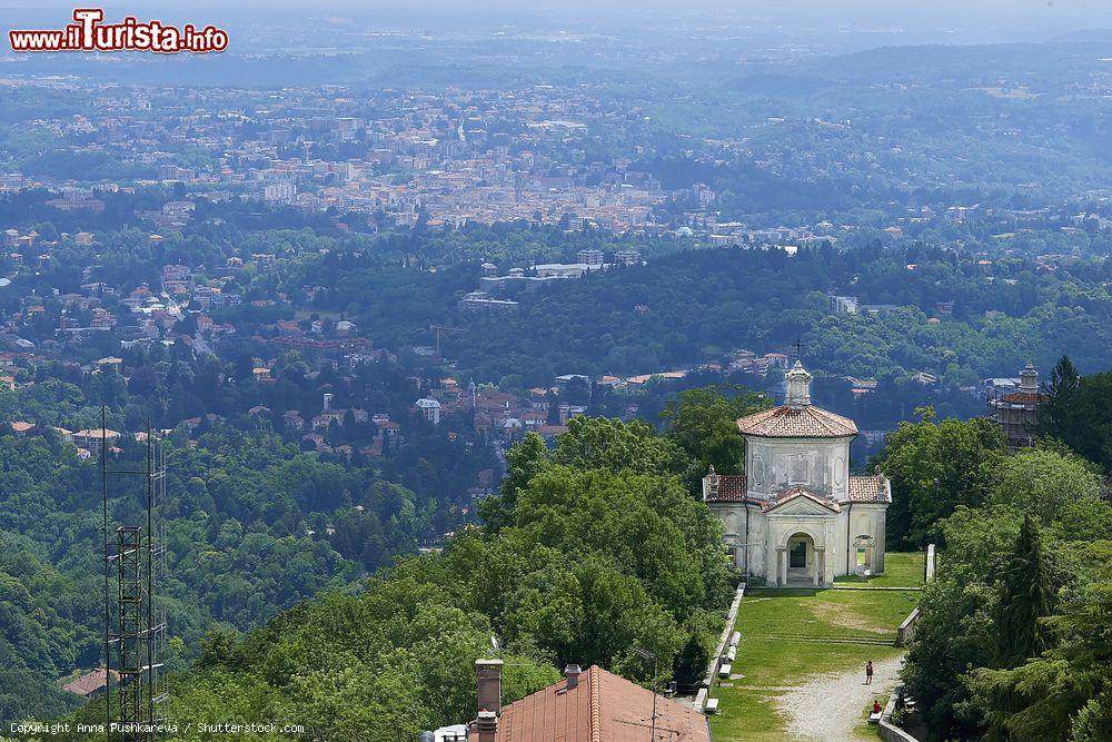 Immagine Il Sacro Monte di Varese visto dall'alto, Lombardia. Fa parte del gruppo dei nove Sacri Monti prealpini di Piemonte e Lombardia che dal 2003 sono nella lista del Patrimonio dell'Umanità dell'Unesco - © Anna Pushkareva / Shutterstock.com