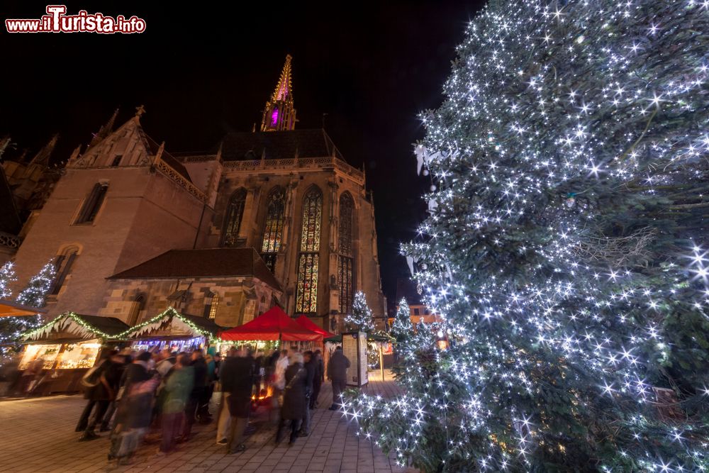 Immagine Sagrato della collegiata di San Teobaldo a Thann, borgo dell'Alsazia (Francia) durante il Natale.