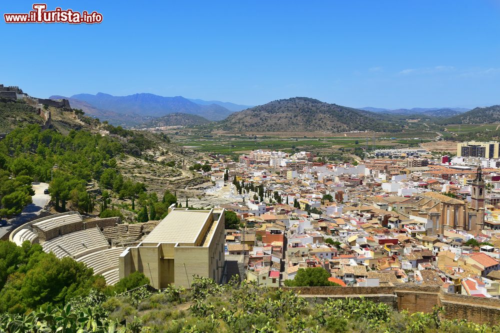 Immagine Sagunto dall'alto con il teatro romano sulla sinistra e la chiesa di Santa Maria sulla destra (Spagna).