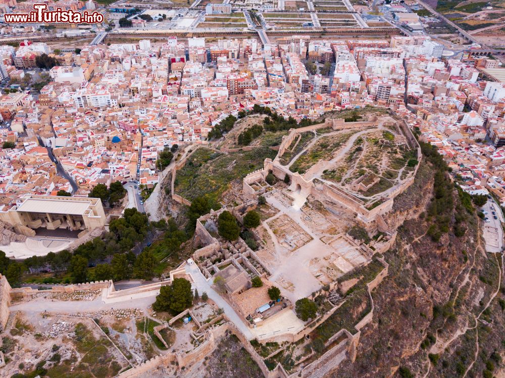 Immagine Sagunto, Spagna, vista dall'alto: il castello si estende in lunghezza per quasi 1 chilometro. Questa fortezza dell'VIII° secolo sorge in cima alla collina che protegge la città e da cui si può ammirare uno splendido panorama sulla fascai costiera.