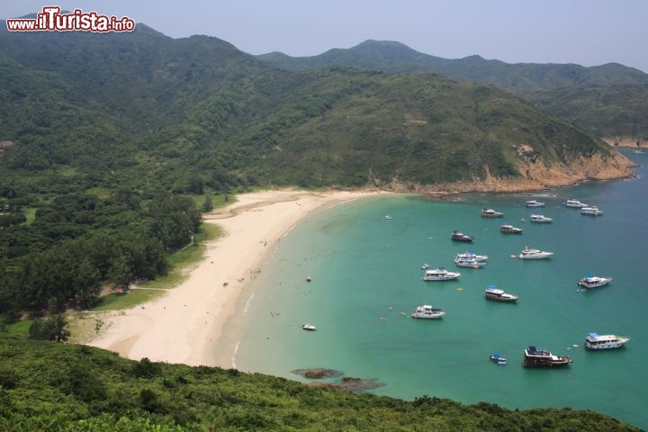 Immagine La spiaggia di Sai Kung nell'omonima penisola. Siamo nei New Territories a Hong Kong (Cina).