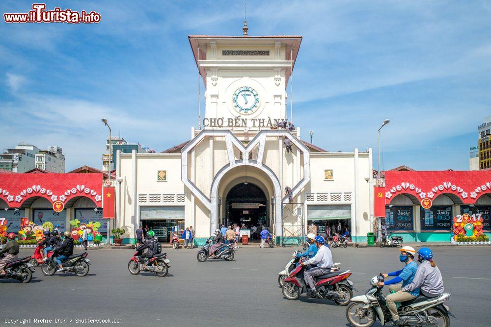 Immagine Saigon (Ho Chi Minh City), Vietnam: l'ingresso del Ben Thanh Market, il principale mercato della città - © Richie Chan / Shutterstock.com