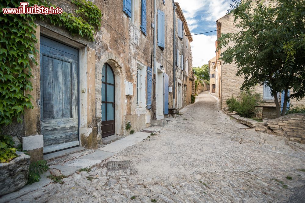 Immagine Sain-Paul-de-Vence, tradizionale villaggio provenzale, Francia. A impreziosire le facciate in pietra delle abitazioni sono porte e persiane in legno verniciate nelle tonalità dell'azzurro.