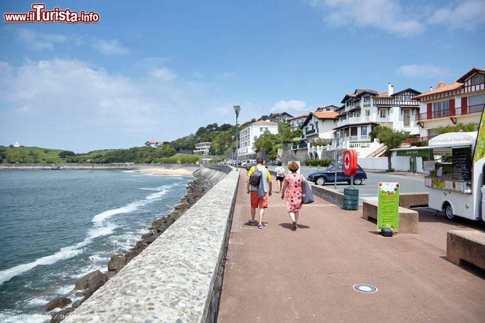 Immagine Saint-Jean-de-Luz, Francia: gente a passeggio sul lungo mare in una giornata estiva - © Mike_O / Shutterstock.com