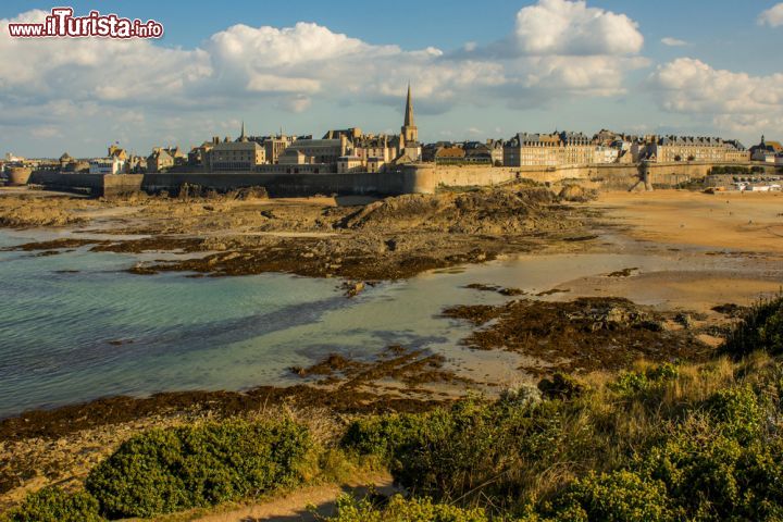 Immagine La città di Saint-Malo, Bretagna, famosa per la grande escursione delle maree - © Sever07 / Shutterstock.com