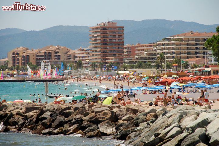 Immagine Saint Raphael, Francia. Conosciuta come una delle città turistiche della Costa Azzurra, Saint Raphael ha origini antichissime che risalgono al Paleolitico - © Daniel Leppens / Shutterstock.com