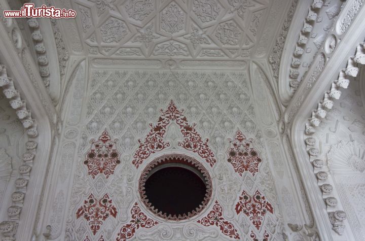 Immagine Un dettaglio delle pareti e del soffito della Sala Bianca all'interno del castello di Sammezzano, nel comune di Reggello (Toscana). - © Greta Gabaglio / Shutterstock.com