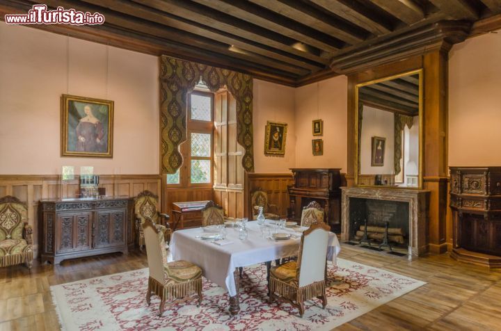 Immagine La grande sala interna del Castello Azay-le-Rideau, Loira (Francia) - Incardando il pieno stile neorinascimentale, la grande sala interna aveva più scopi. Come si vede dall'immagine il tavolo predisposto all'ordine e ad un certo rigore geometrico, non serviva solo per pranzi cerimoniali piuttosto che pomeriggi letterari accompagnati da un tè caldo, bensì spesso durante le feste e i banchetti, si usava disquisire di tematiche culturali e per fare questo si è creato un ambiente apposito. Nel '500, infatti, anche la location aveva un'importanza fondamentale e i commensali dovevano sentirsi a loro agio non solo per le tematiche dei dialoghi affrontati con gli ospiti, ma soprattutto, dovevano sentirsi in un ambiente alla loro altezza - © Evgeny Shmulev / Shutterstock.com