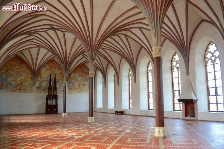 Immagine Sala nel Castello Basso di Malbork: è una delle prime sale della visita guidata all'interno del Castello di malbork. Tra le sue peculiarità, il riscaldamento che proviene direttamente da sotto il pavimento, dove le braci venivano depositate.