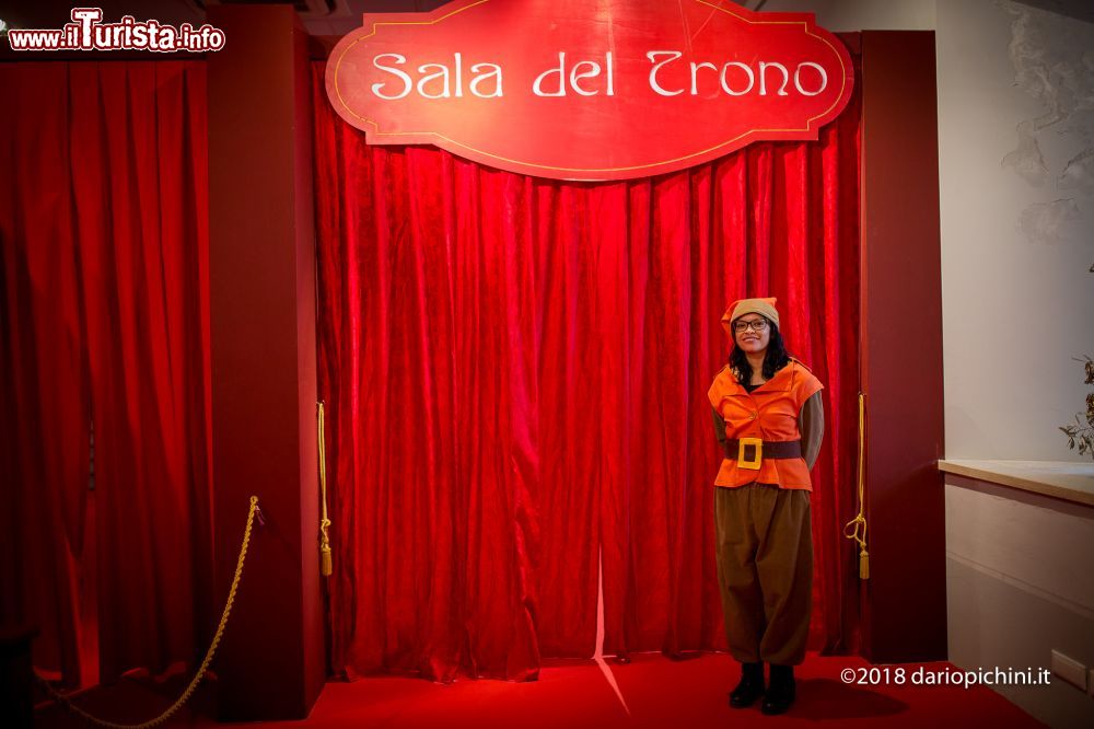 Immagine La sala del trono nel Castello di Babbo Natale: siamo a Montepulciano, in provincia di Siena, dove Santa Claus attende i bambini nella sua dimora situata nell'imponente fortezza medievale.