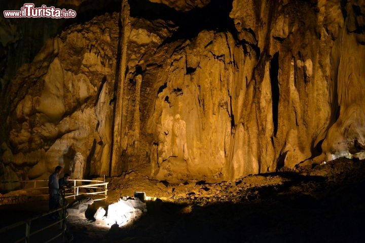 Immagine Una delle sale dentro alla grotta di Gua Tempurung:  l'illuminazione valorizza l'aspetto scnografico delle rocce, permettendo ai visitatori di cogliere particolari forme e immagini che sembrano disegnate sulle pareti.